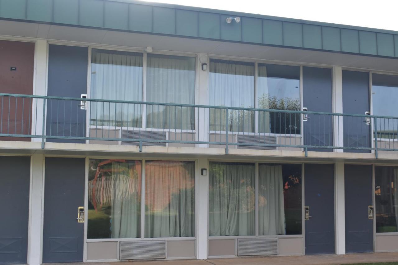 Super 8 By Wyndham Riverside Al Exterior foto